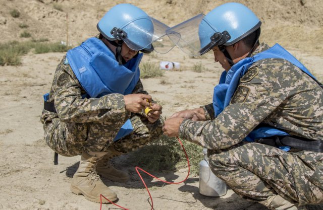 U.S. soldiers teach demining in Tajikistan