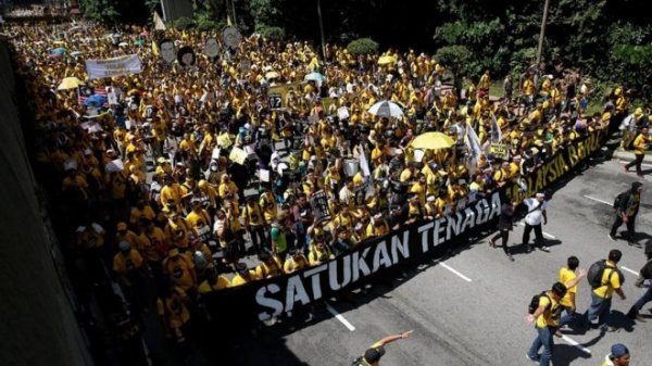Malaysian protesters march against Prime Minister Najib
