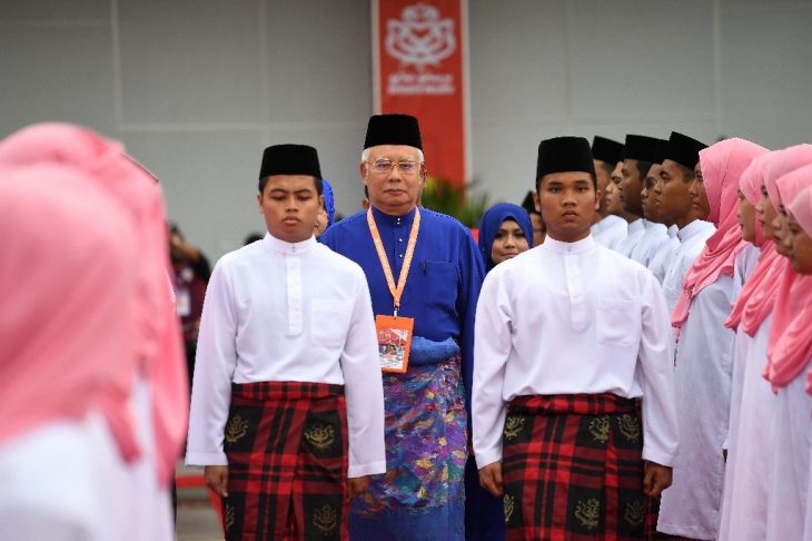 Malaysian PM eyes snap poll, vows fight to the death