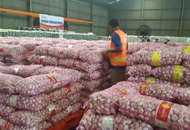 Indonesian Police raid garlic warehouse in Cilincing