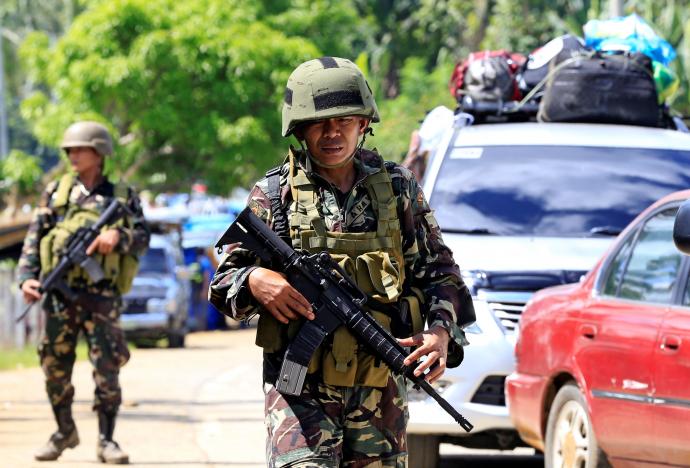 Manila deploys commandoes, helicopters to retake city from Islamists