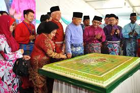 Najib and Rosmah entertain guests with Hari Raya songs