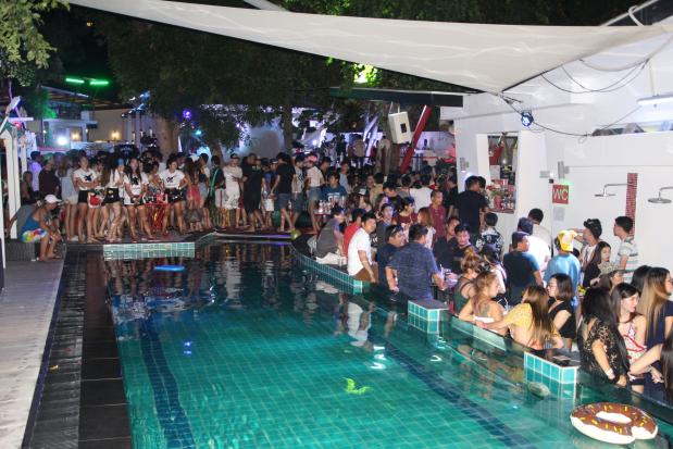 150 partygoers in Pattaya nabbed for drugs   Please credit and share this article with others using this link:http://www.bangkokpost.com/news/crime/1279642/150-partygoers-in-pattaya-nabbed-for-drugs.