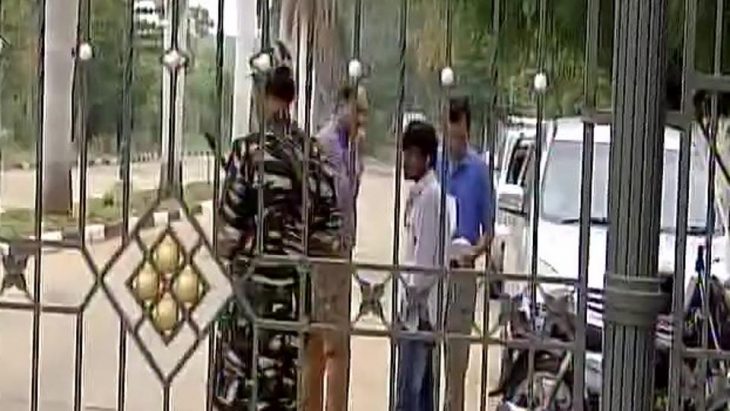 -T dept raids Karnataka minister Shivakumar, visits resort where Gujarat Congress MLAs are staying