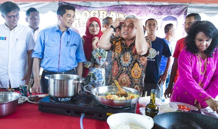 Malaysia: Azmin defends Felda settlers over Chef Wan’s ‘lazy’, ‘breed like cats’ remarks