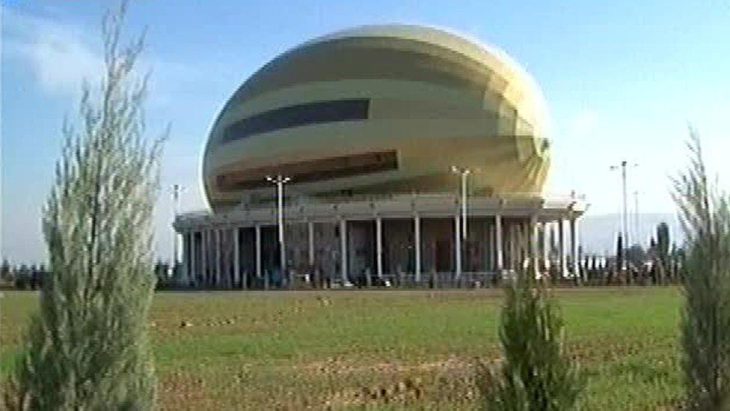 What a “Great” Urban Architecture Marwell: Tajik President opens huge melon-shaped tea house