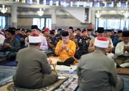 Malaysian King Sultan Iskandar praises frontliners for dedication during Aidilfitri