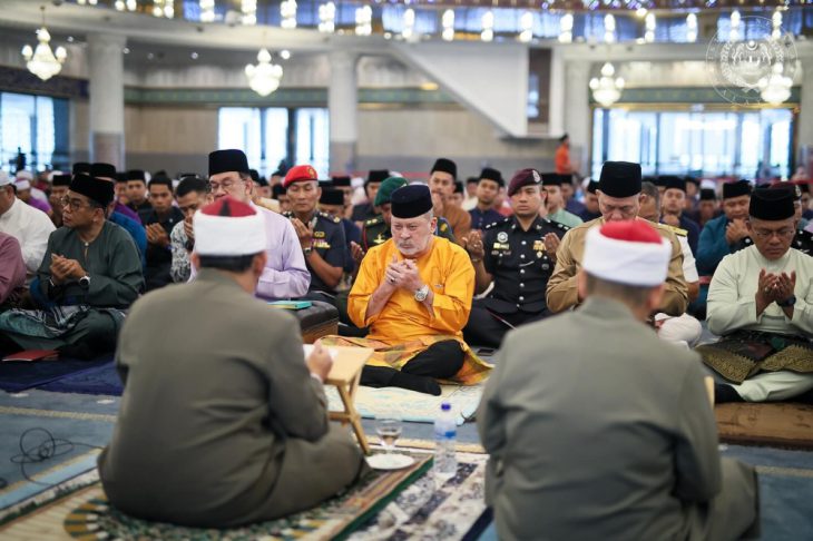 Malaysian King Sultan Iskandar praises frontliners for dedication during Aidilfitri